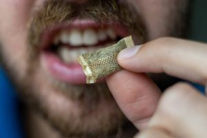 Деформировалась губа после снюса