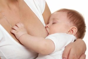 Ребенок очень беспокойно себя ведет во время кормления грудью